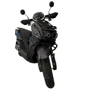Scooter elétrica TANK preta, vista frontal